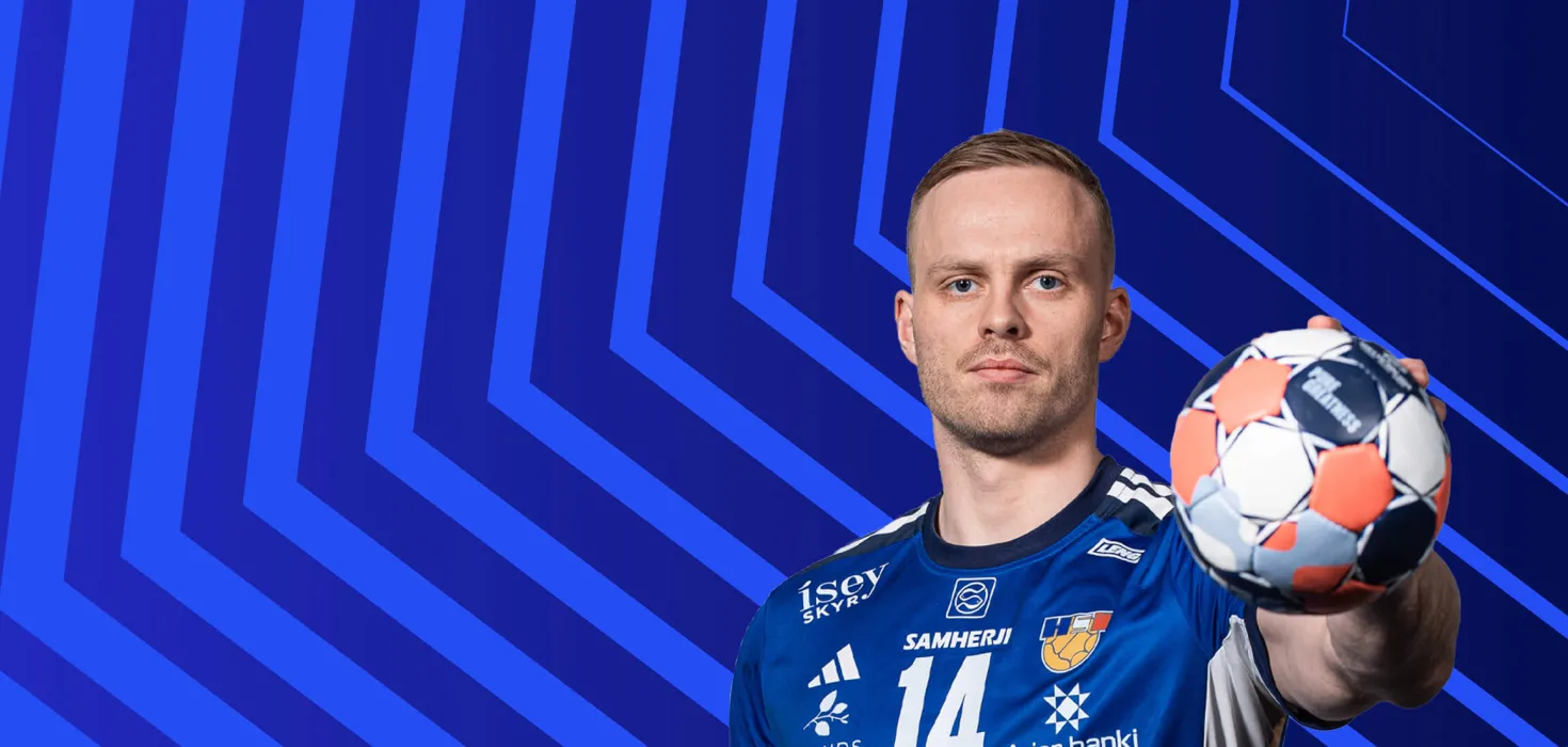 Ómar Ingi Magnússon heldur á handbolta