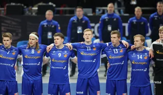 Image of icelandic team singing the national anthem