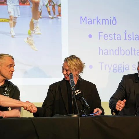 Snorri Steinn framlengir